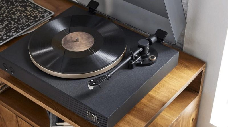 Проигрыватель винила JBL Spinner BT: Bluetooth 5.2 и картридж Audio Technica AT3600L