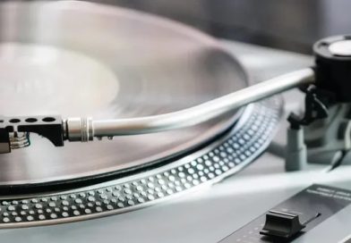 Вертушка Lenco L-3810 оснащена картриджем Audio-Technica 3600 и USB